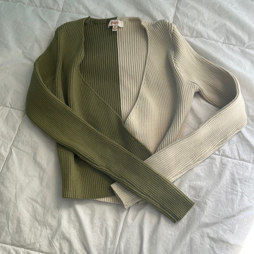 Beige and Green Top 💞